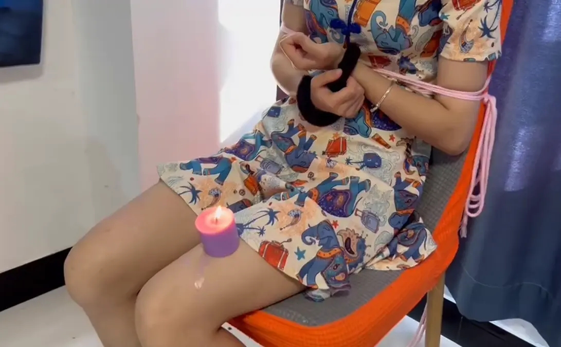 小妖精未经主人同意私自乱跑,被主人抓回来身体手脚被捆绑在椅子上,接受主人训斥滴蜡不敢反抗 小妖精未经主人同意私自乱跑,被主人抓回来身体手脚被捆绑在椅子上,接受主人训斥滴蜡不敢反抗