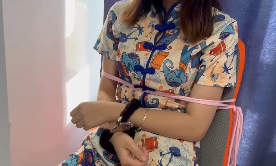 小妖精未经主人同意私自乱跑,被主人抓回来身体手脚被捆绑在椅子上,接受主人训斥滴蜡不敢反抗 小妖精未经主人同意私自乱跑,被主人抓回来身体手脚被捆绑在椅子上,接受主人训斥滴蜡不敢反抗