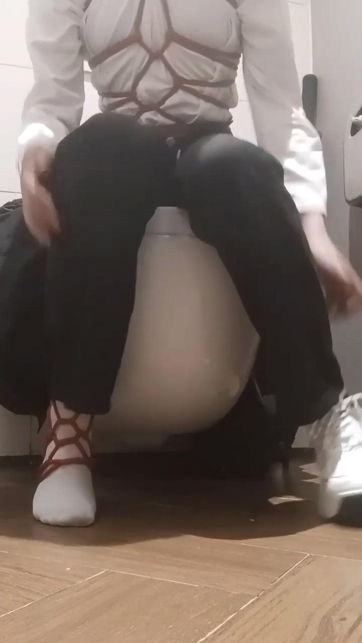 在商场厕所玩自缚 在商场厕所玩自缚