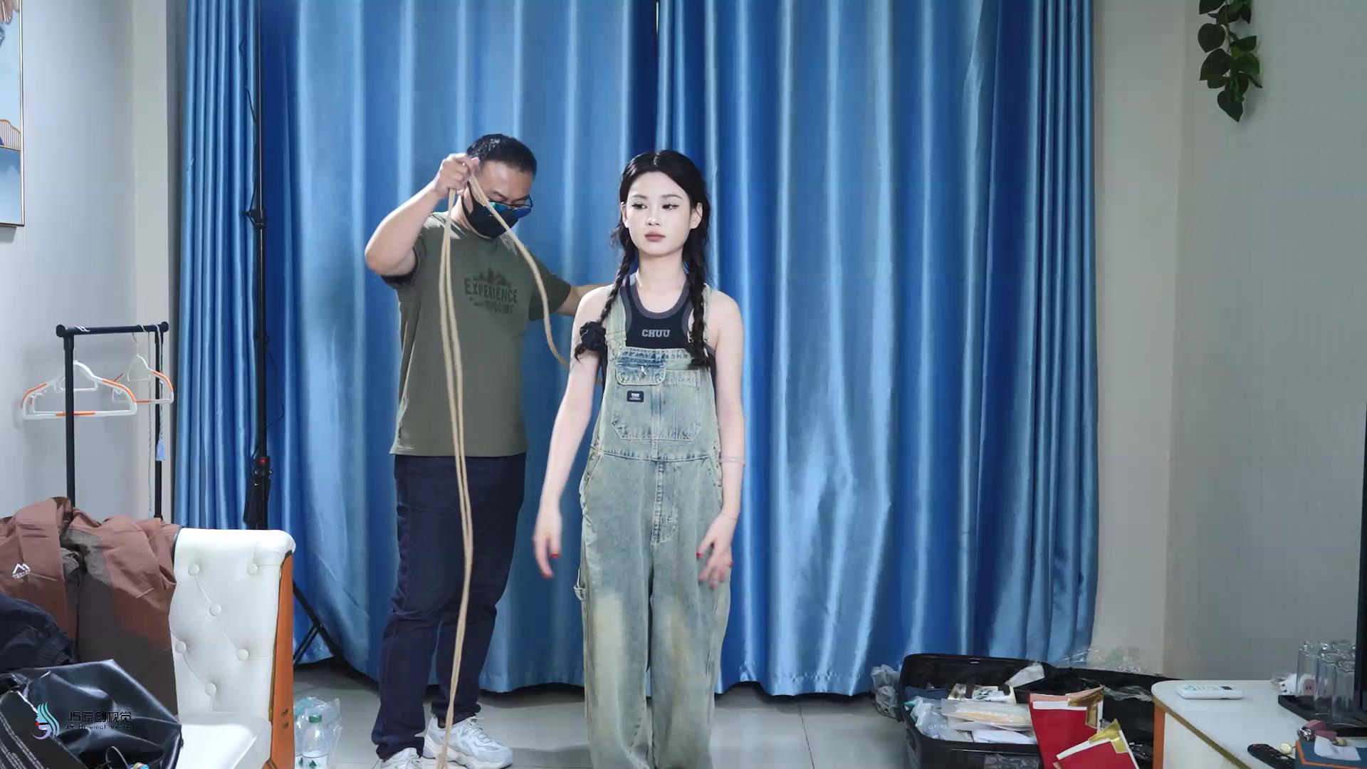 【夏瑾】牛仔服超紧全身紧缚直臂驷马实录/马具型口球 【夏瑾】牛仔服超紧全身紧缚直臂驷马实录/马具型口球