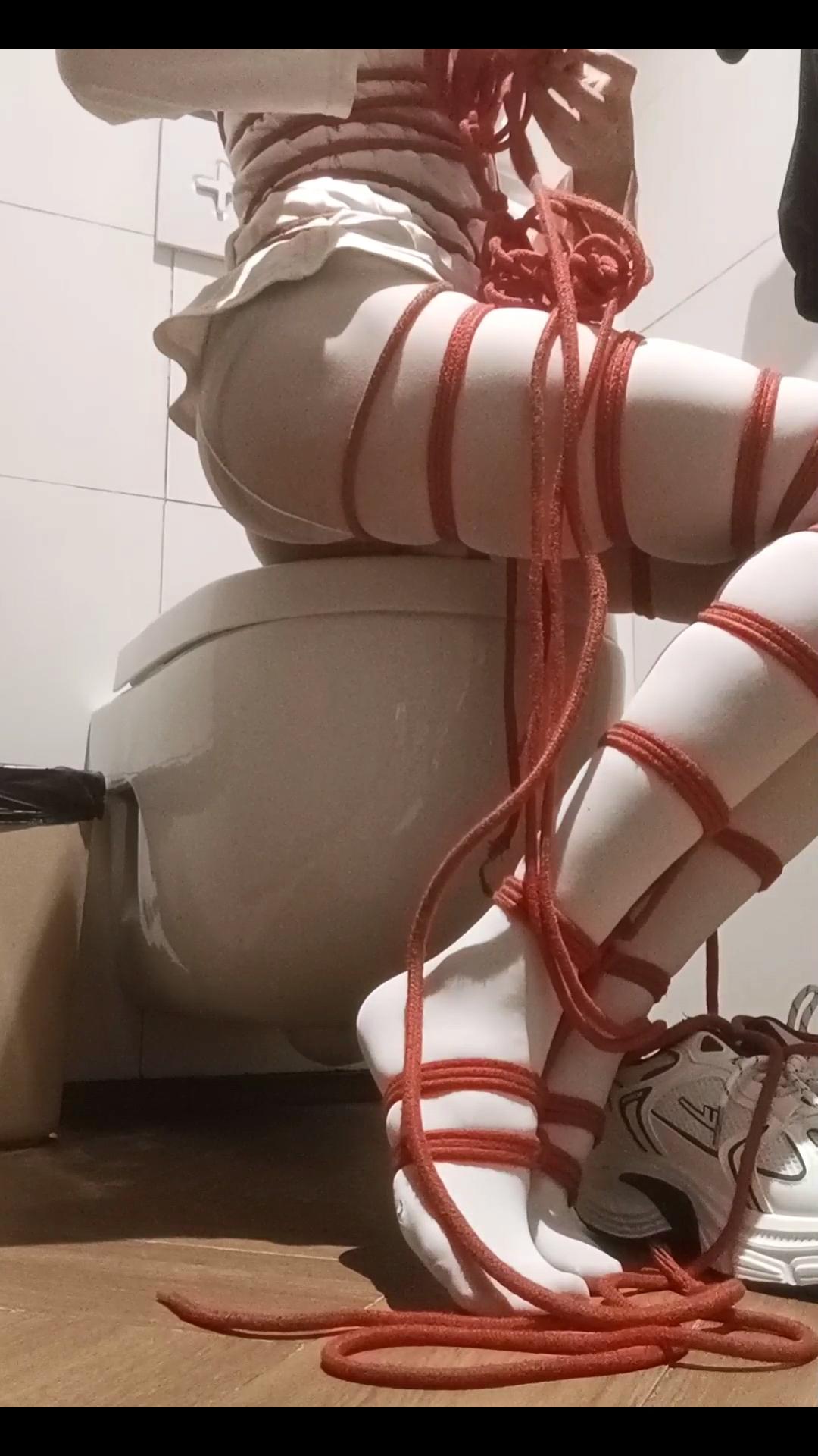 在商场厕所玩自缚 在商场厕所玩自缚