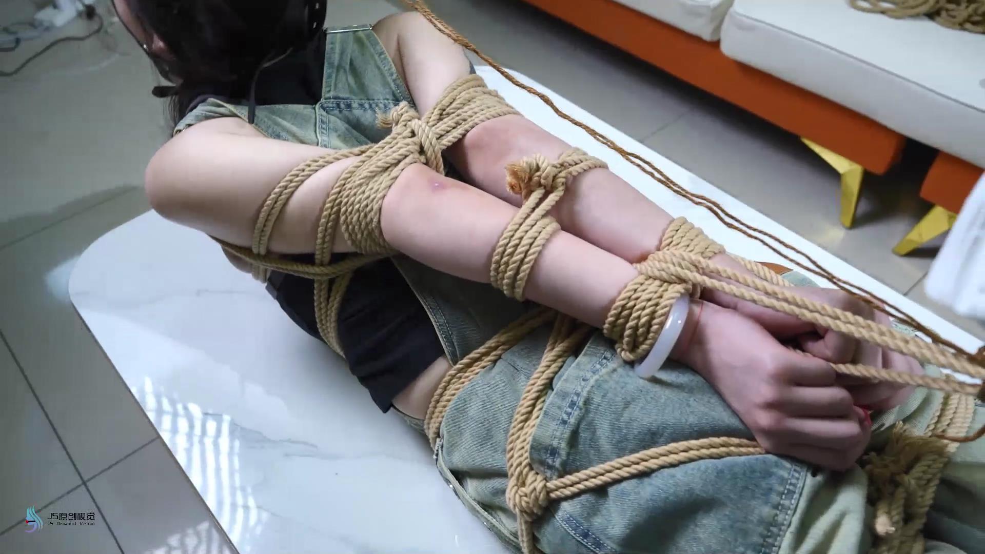 【夏瑾】牛仔服超紧全身紧缚直臂驷马实录/马具型口球 【夏瑾】牛仔服超紧全身紧缚直臂驷马实录/马具型口球