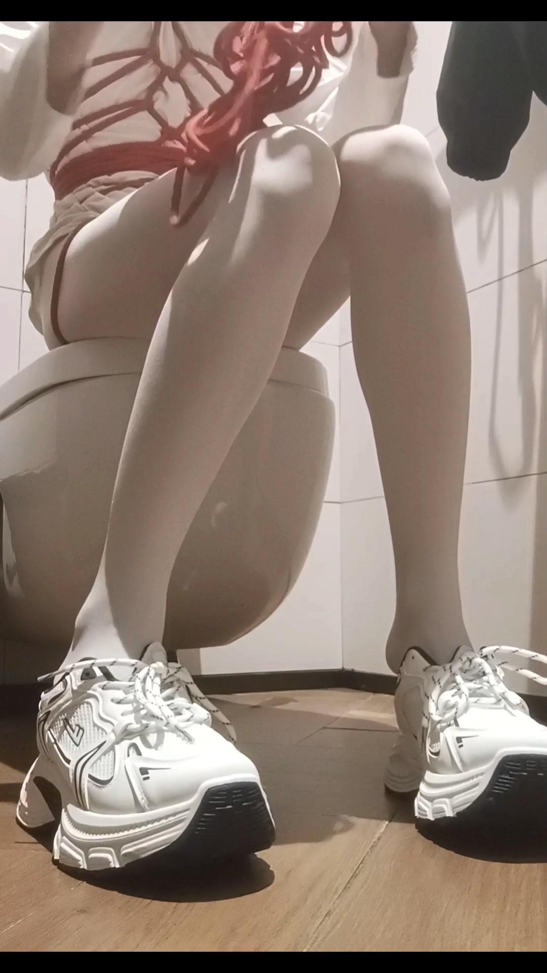 在商场厕所玩自缚 在商场厕所玩自缚