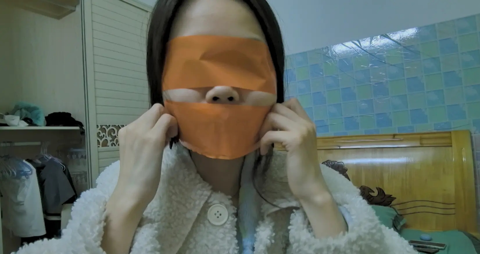 胶带封嘴蒙眼自娱自乐 胶带封嘴蒙眼自娱自乐