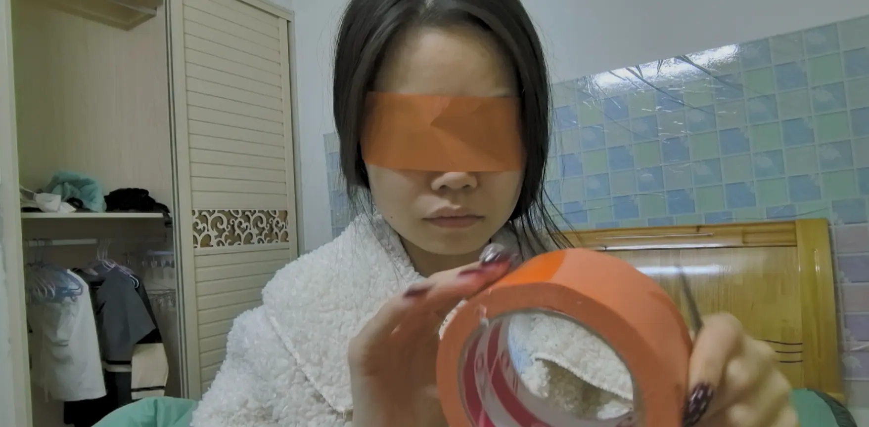 胶带封嘴蒙眼自娱自乐