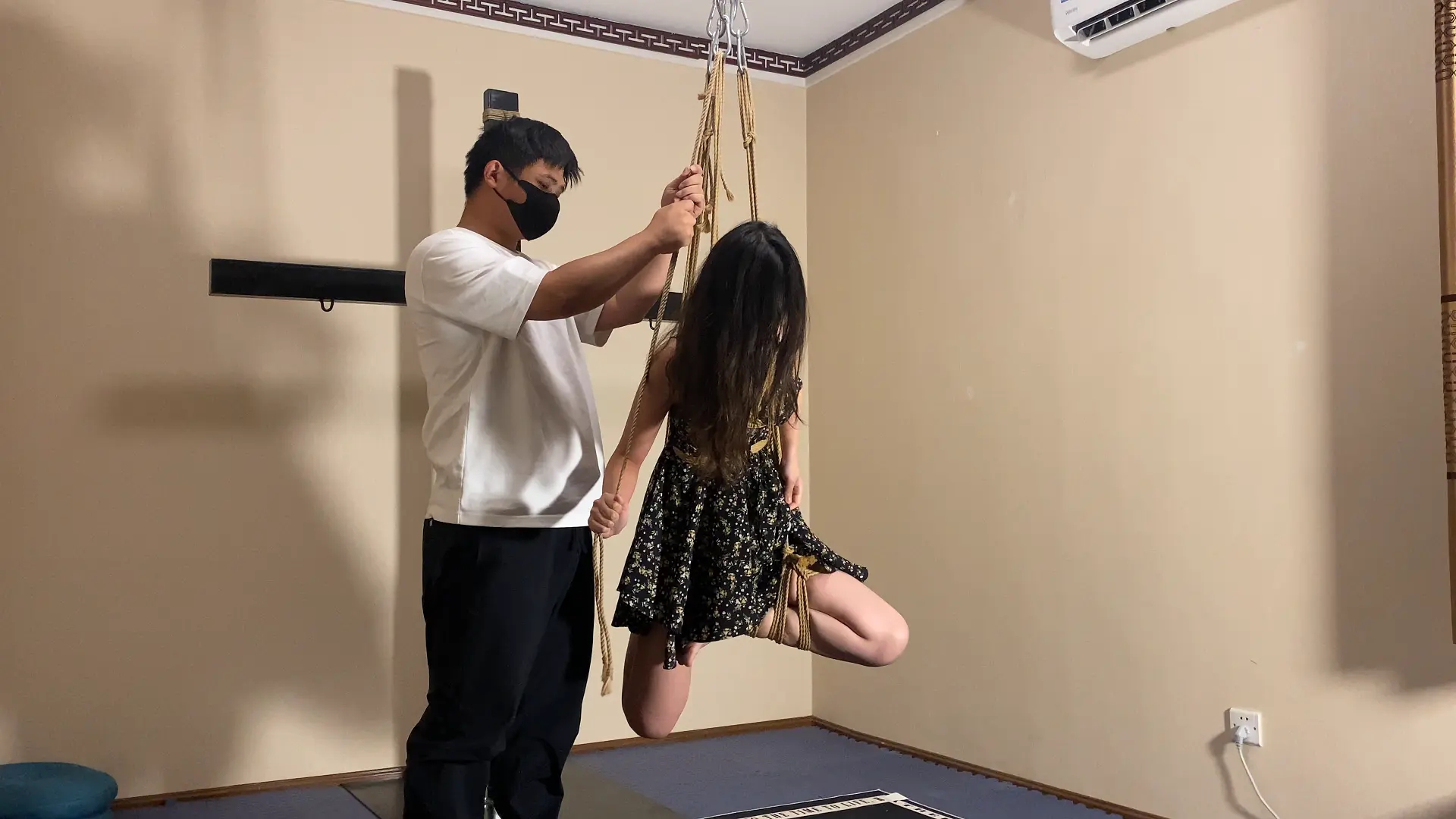 【山鬼工作室】三个妹子视频合集。动动被吊起来,闫软软直臂驷马,酒酒单腿吊散鞭抽打 【山鬼工作室】三个妹子视频合集。动动被吊起来,闫软软直臂驷马,酒酒单腿吊散鞭抽打