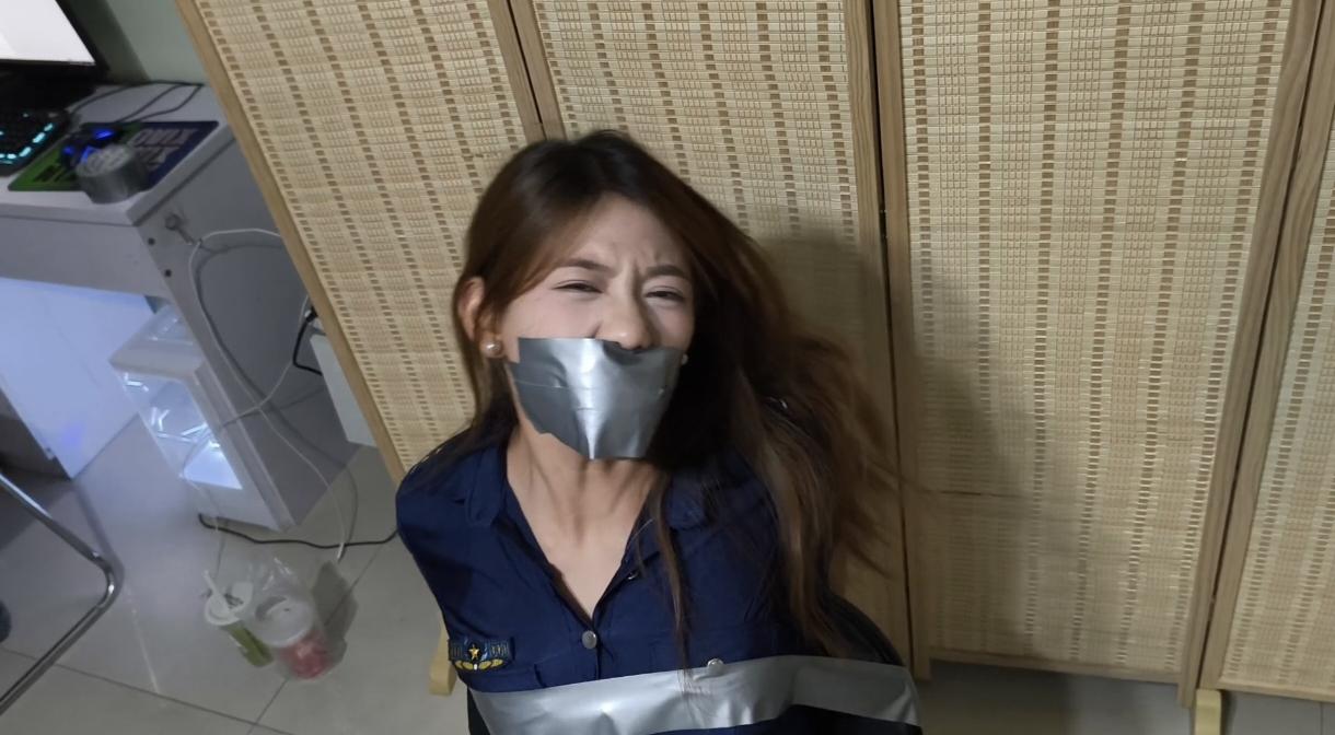少女遇劫 ol美女下班后被入室绑架 原味袜子堵嘴 丝袜套头 胶带封嘴~ 少女遇劫 ol美女下班后被入室绑架 原味袜子堵嘴 丝袜套头 胶带封嘴~