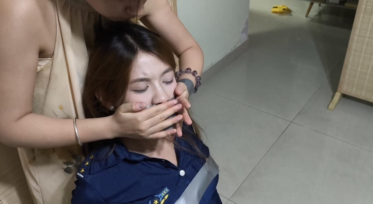 少女遇劫 ol美女下班后被入室绑架 原味袜子堵嘴 丝袜套头 胶带封嘴~ 少女遇劫 ol美女下班后被入室绑架 原味袜子堵嘴 丝袜套头 胶带封嘴~