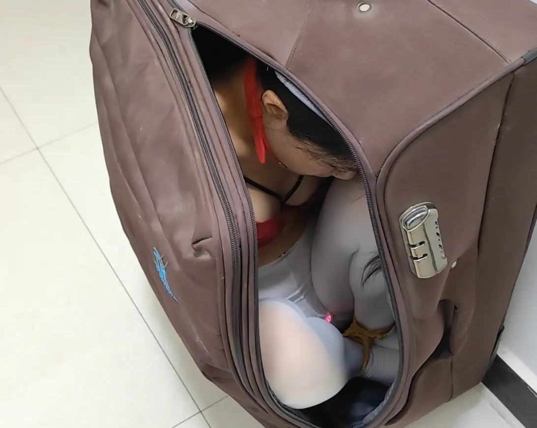 随心原创 陈雅熙 旅行箱中的尤物肉票 全身放在箱子里拖动 放置 闷热的煎熬 最后放入箱子中带走 随心原创 陈雅熙 旅行箱中的尤物肉票 全身放在箱子里拖动 放置 闷热的煎熬 最后放入箱子中带走