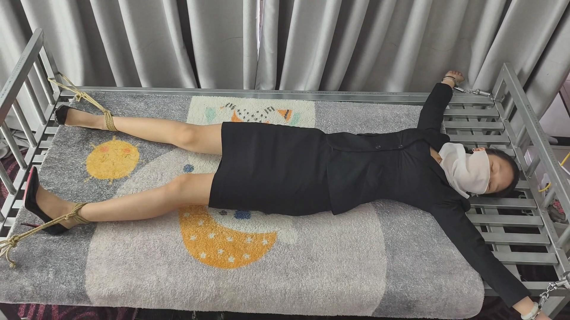 铁床挠脚心绑架剧情挠痒痒游戏,铁床大字绑拷,兰兰职业套裙,高跟鞋脱掉后,光脚挠痒痒 铁床挠脚心绑架剧情挠痒痒游戏,铁床大字绑拷,兰兰职业套裙,高跟鞋脱掉后,光脚挠痒痒