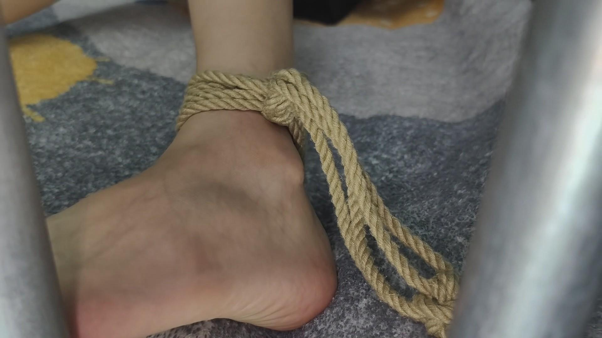 铁床挠脚心绑架剧情挠痒痒游戏,铁床大字绑拷,兰兰职业套裙,高跟鞋脱掉后,光脚挠痒痒 铁床挠脚心绑架剧情挠痒痒游戏,铁床大字绑拷,兰兰职业套裙,高跟鞋脱掉后,光脚挠痒痒
