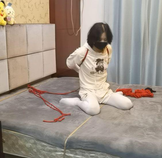 床上自动勒脖发抖固定自缚教程 床上自动勒脖发抖固定自缚教程