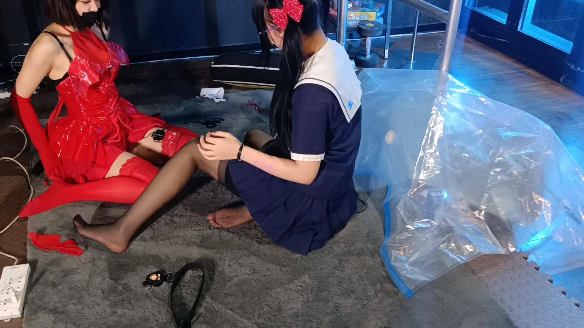 【绳欲club-特辑】人妻兔兔限时回归 红色小恶魔 油光红丝 胶带紧缚 超多工具展示 双人玩耍 电击猜拳挑战 轮流真空袋