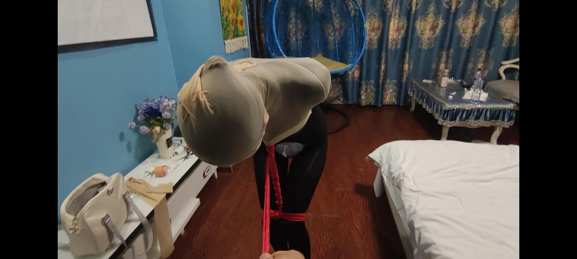 （老板定拍） 嗷嗷穿上连体丝袜 医用敷贴封上眼睛