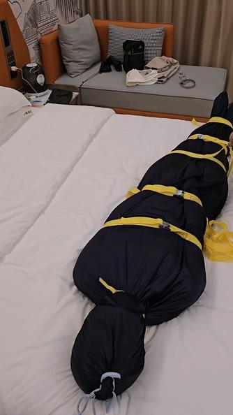 装进丝袋再捆绑，让她在里面自娱自乐，最后让她挑战自己解开
