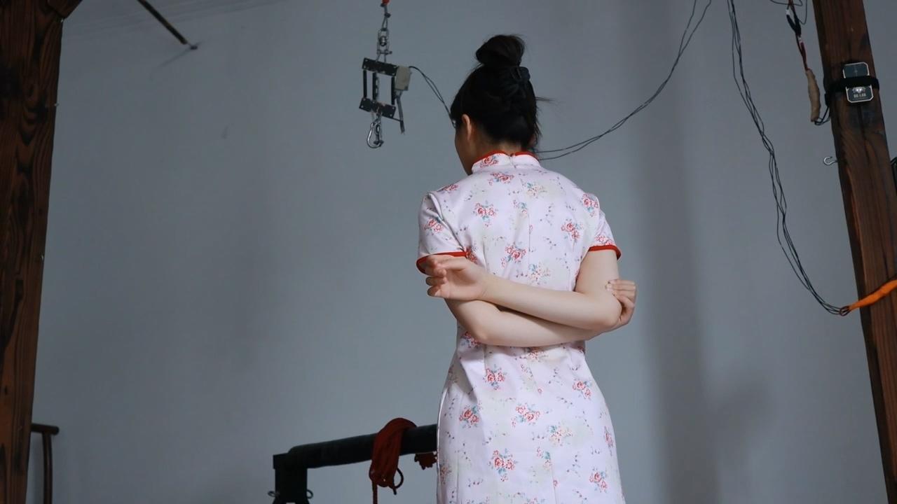 路由工作室:可可旗袍体验钢铁木马 超大号口球堵嘴+强力电击折磨哭了 路由工作室:可可旗袍体验钢铁木马 超大号口球堵嘴+强力电击折磨哭了