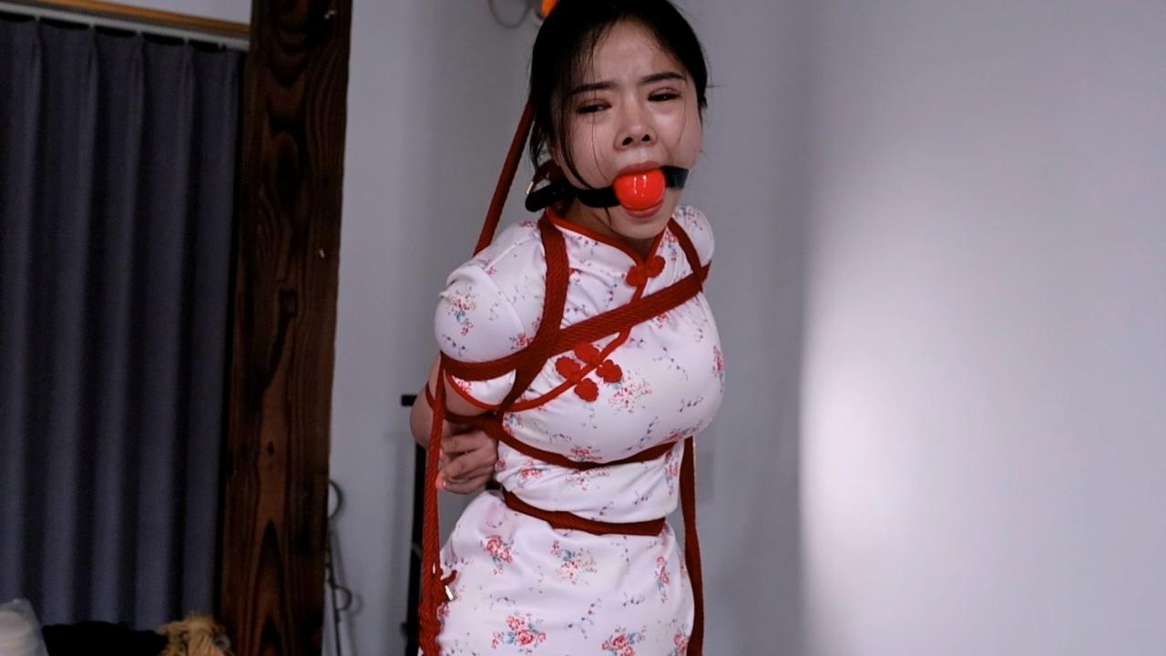 路由工作室:可可旗袍体验钢铁木马 超大号口球堵嘴+强力电击折磨哭了 路由工作室:可可旗袍体验钢铁木马 超大号口球堵嘴+强力电击折磨哭了
