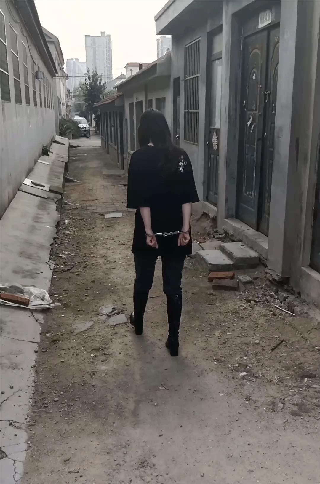 模特带着手铐在农村租房和大姐搭讪
