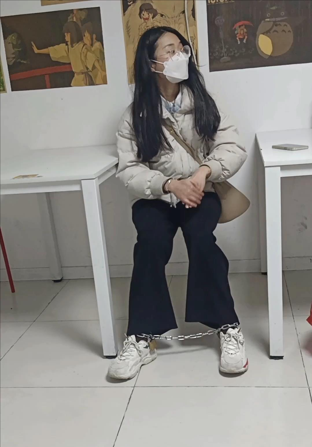 模特带着铁链子去饭店买饭