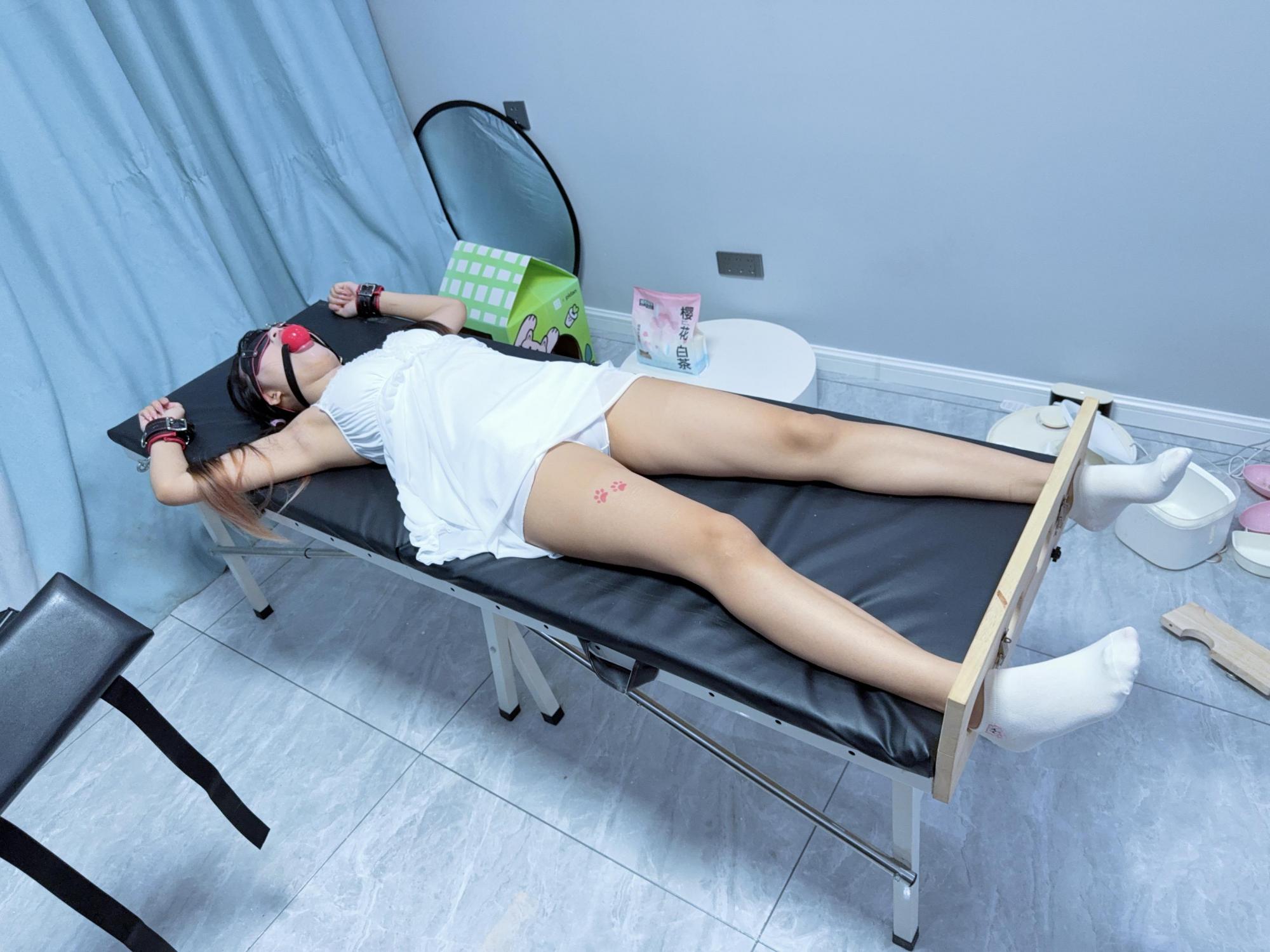 【咕咕】电击极乐(上)-刑床篇-电击、5.5cm超大口球干呕、大字固定、运动鞋-船袜-裸足,震到叫爸爸~ 【咕咕】电击极乐(上)-刑床篇-电击、5.5cm超大口球干呕、大字固定、运动鞋-船袜-裸足,震到叫爸爸~