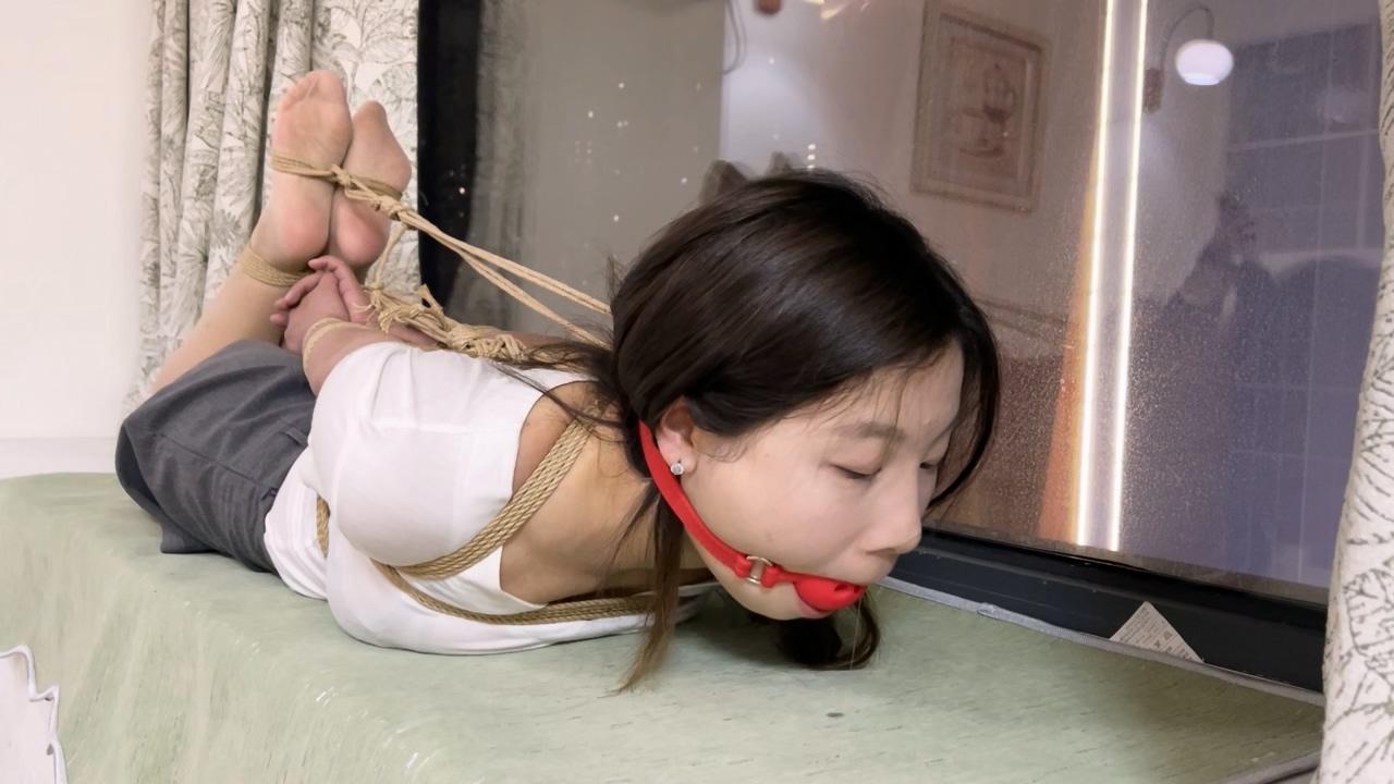 欧式直臂驷马放置 挺有M潜质的学生妹 欧式直臂驷马放置 挺有M潜质的学生妹
