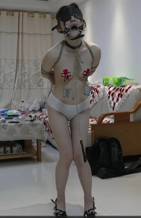 大学生诗诗狗调蹂躏 负重乳夹+抽打全身+跪舔主人脚,鼻钩、口枷戴上,这样只能口水直流,就是不给到最高点,不断折磨的地狱~ 大学生诗诗狗调蹂躏 负重乳夹+抽打全身+跪舔主人脚,鼻钩、口枷戴上,这样只能口水直流,就是不给到最高点,不断折磨的地狱~