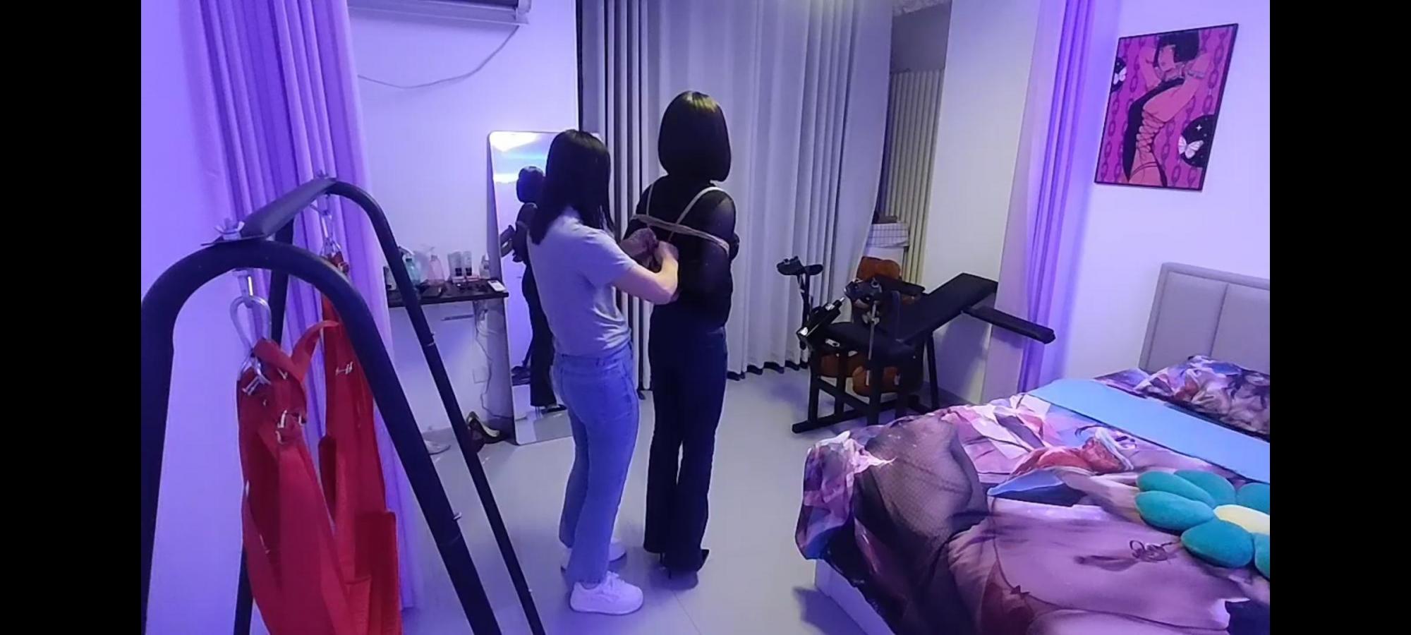 偷玩的妻子(1)舔脚,狗爬,皮带抽打 偷玩的妻子(1)舔脚,狗爬,皮带抽打