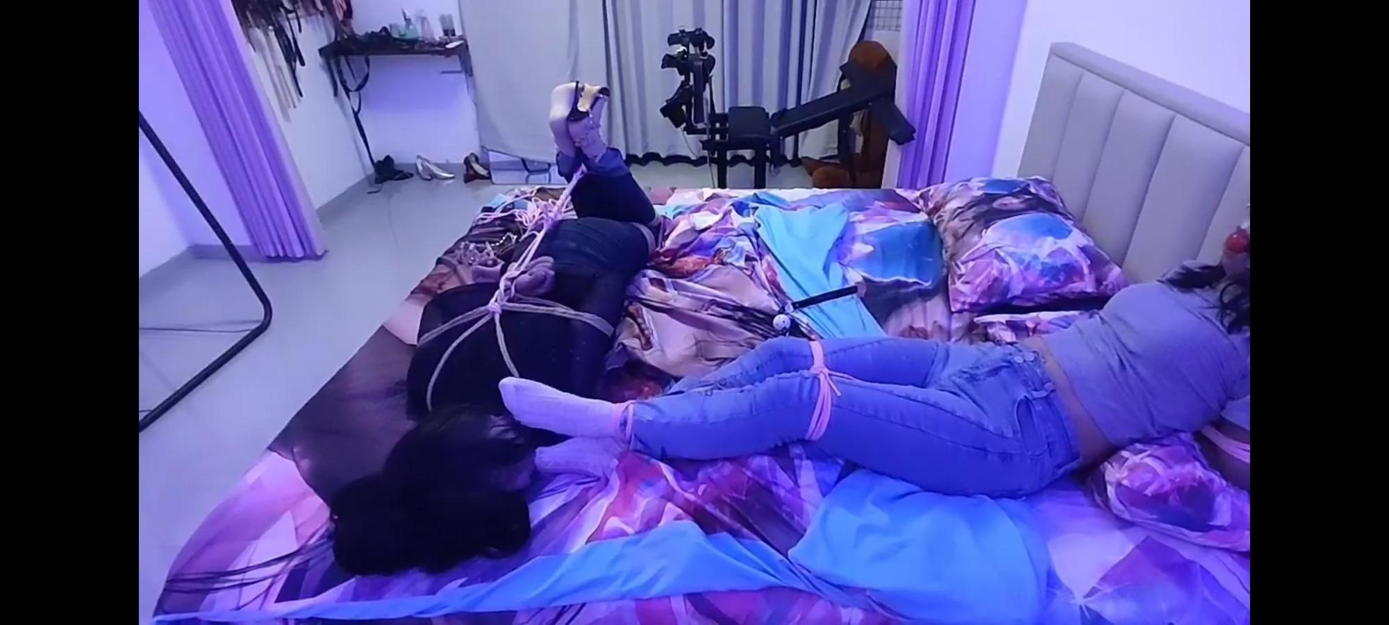 偷玩的妻子(1)舔脚,狗爬,皮带抽打 偷玩的妻子(1)舔脚,狗爬,皮带抽打