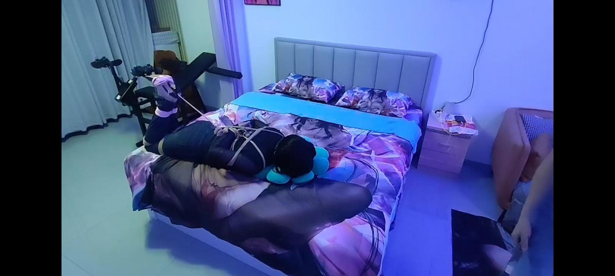 偷玩的妻子(1)舔脚,狗爬,皮带抽打 偷玩的妻子(1)舔脚,狗爬,皮带抽打
