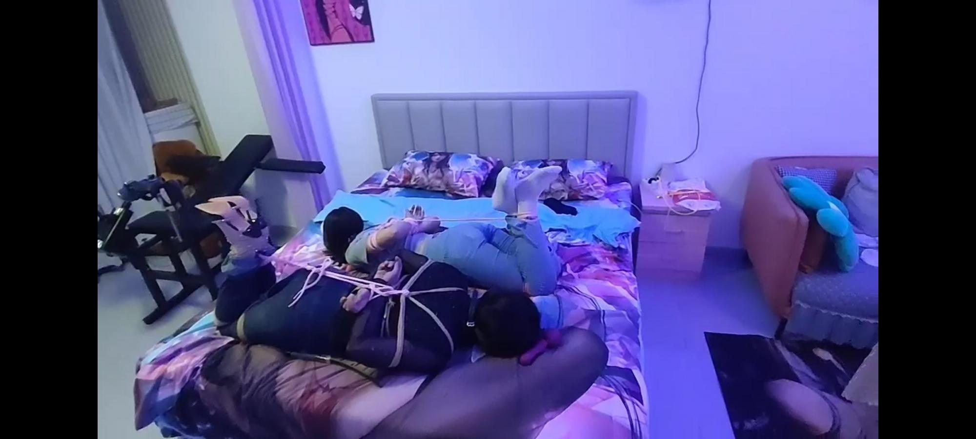偷玩的妻子(1)舔脚,狗爬,皮带抽打 偷玩的妻子(1)舔脚,狗爬,皮带抽打