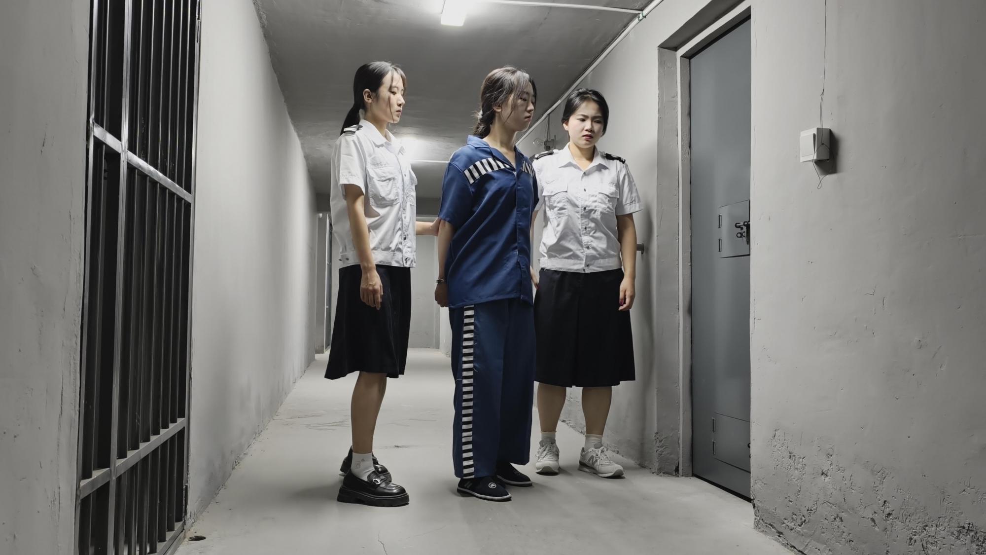 【鑫鑫工作室】林静如因职场的卫生打扫问题与同事发生口角,后因奶奶生病住院而逃狱,被李抓住并带回。在审讯中,解释自己因担心奶奶病情而逃跑,但被认为情节严重,需更换戒具并加重处罚。威胁她若再逃将面临更重刑 【鑫鑫工作室】林静如因职场的卫生打扫问题与同事发生口角,后因奶奶生病住院而逃狱,被李抓住并带回。在审讯中,解释自己因担心奶奶病情而逃跑,但被认为情节严重,需更换戒具并加重处罚。威胁她若再逃将面临更重刑