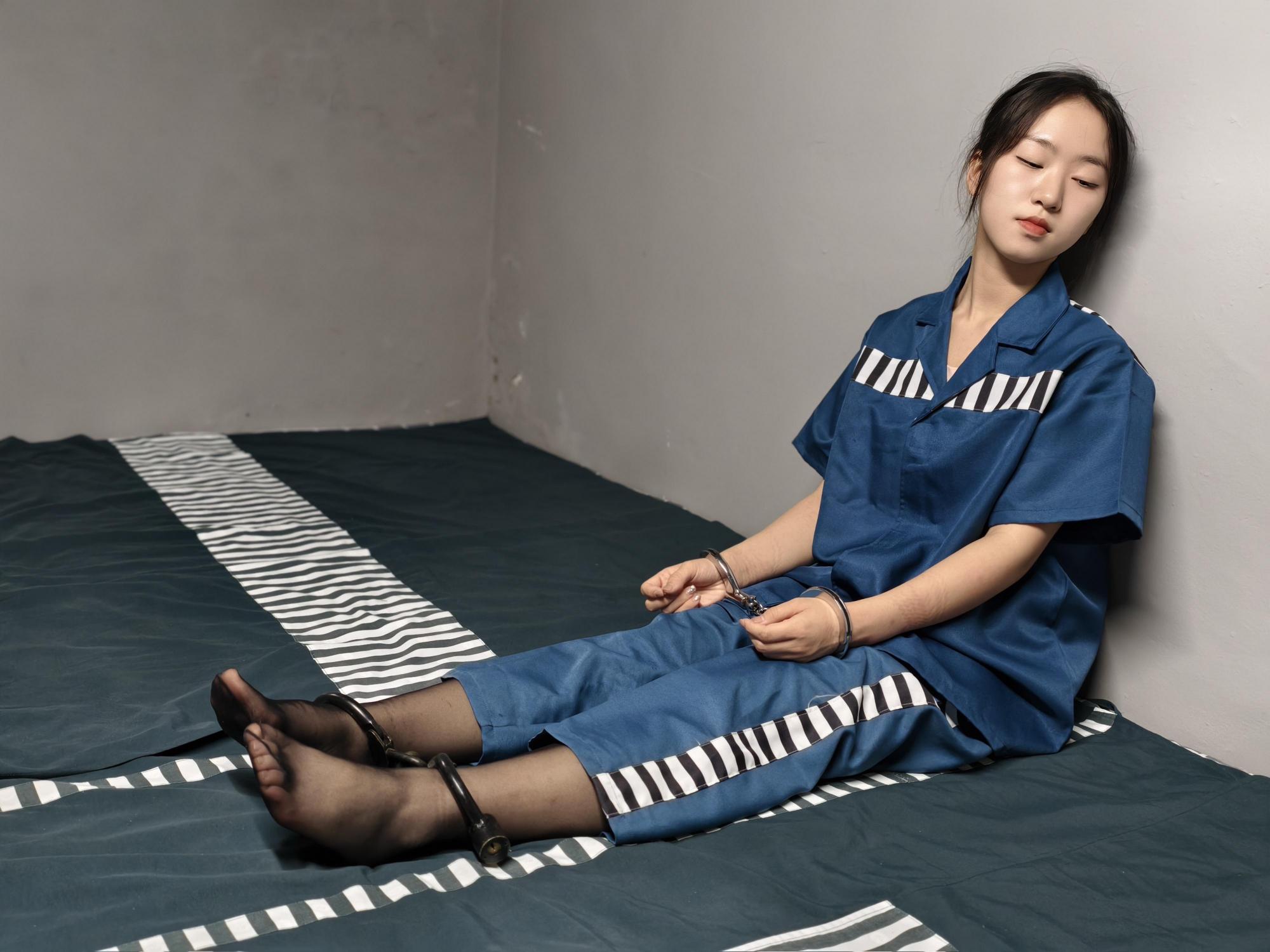 【鑫鑫工作室】林静如因职场的卫生打扫问题与同事发生口角,后因奶奶生病住院而逃狱,被李抓住并带回。在审讯中,解释自己因担心奶奶病情而逃跑,但被认为情节严重,需更换戒具并加重处罚。威胁她若再逃将面临更重刑 【鑫鑫工作室】林静如因职场的卫生打扫问题与同事发生口角,后因奶奶生病住院而逃狱,被李抓住并带回。在审讯中,解释自己因担心奶奶病情而逃跑,但被认为情节严重,需更换戒具并加重处罚。威胁她若再逃将面临更重刑