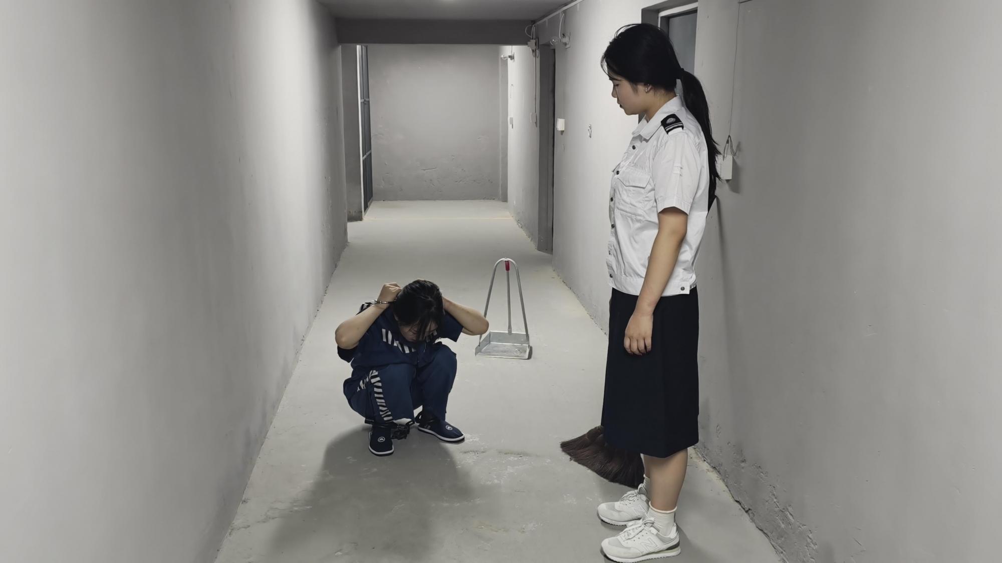 【鑫鑫工作室】林静如因职场的卫生打扫问题与同事发生口角,后因奶奶生病住院而逃狱,被李抓住并带回。在审讯中,解释自己因担心奶奶病情而逃跑,但被认为情节严重,需更换戒具并加重处罚。威胁她若再逃将面临更重刑 【鑫鑫工作室】林静如因职场的卫生打扫问题与同事发生口角,后因奶奶生病住院而逃狱,被李抓住并带回。在审讯中,解释自己因担心奶奶病情而逃跑,但被认为情节严重,需更换戒具并加重处罚。威胁她若再逃将面临更重刑