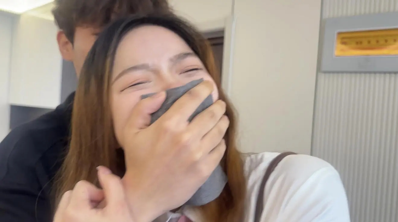 jk女生被匪徒，捆绑塞袜子，挠脚心等