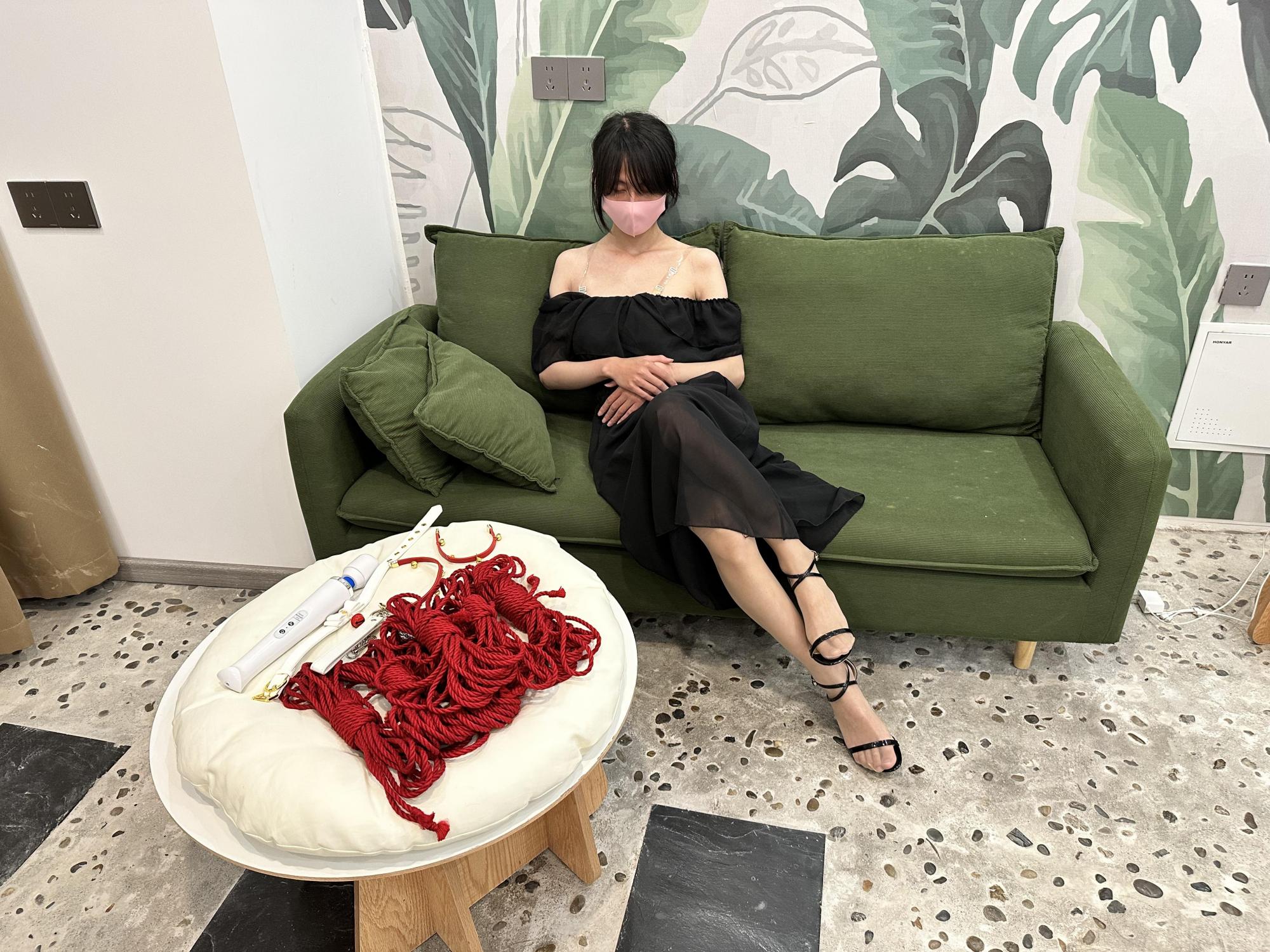 艳美小妈情动用绳子折磨自己 被隔壁领居偷窥后入室捆绑-上（男娘版）