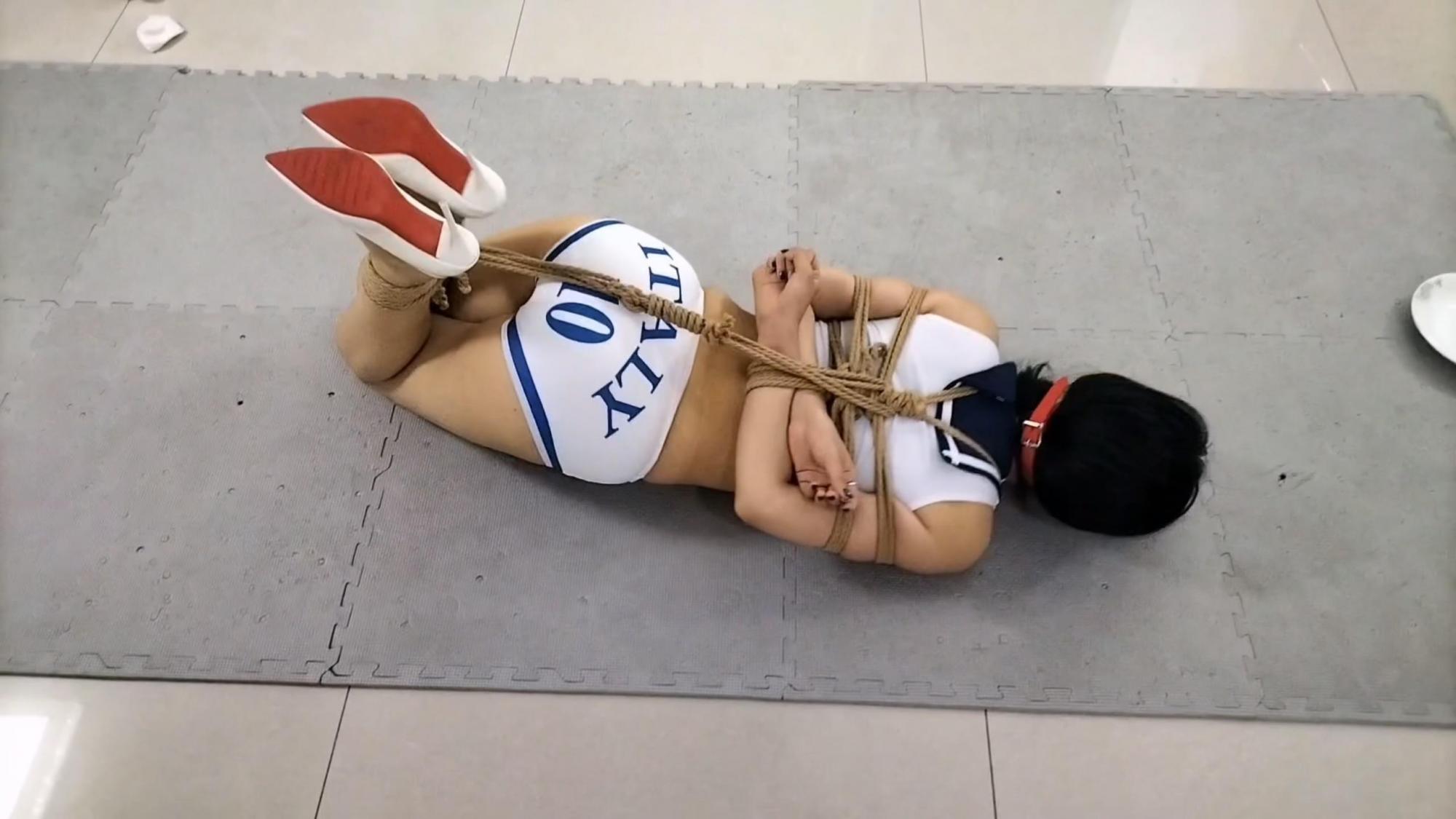 小蛇. 被投资诈骗的人欺骗,被迫参加爬行游戏的少女。((下编)) 小蛇. 被投资诈骗的人欺骗,被迫参加爬行游戏的少女。((下编))