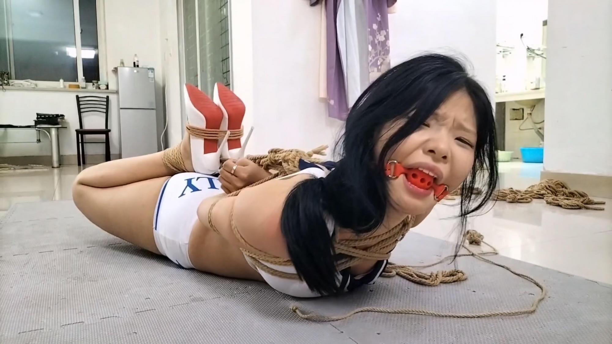 小蛇. 被投资诈骗的人欺骗,被迫参加爬行游戏的少女。((下编)) 小蛇. 被投资诈骗的人欺骗,被迫参加爬行游戏的少女。((下编))