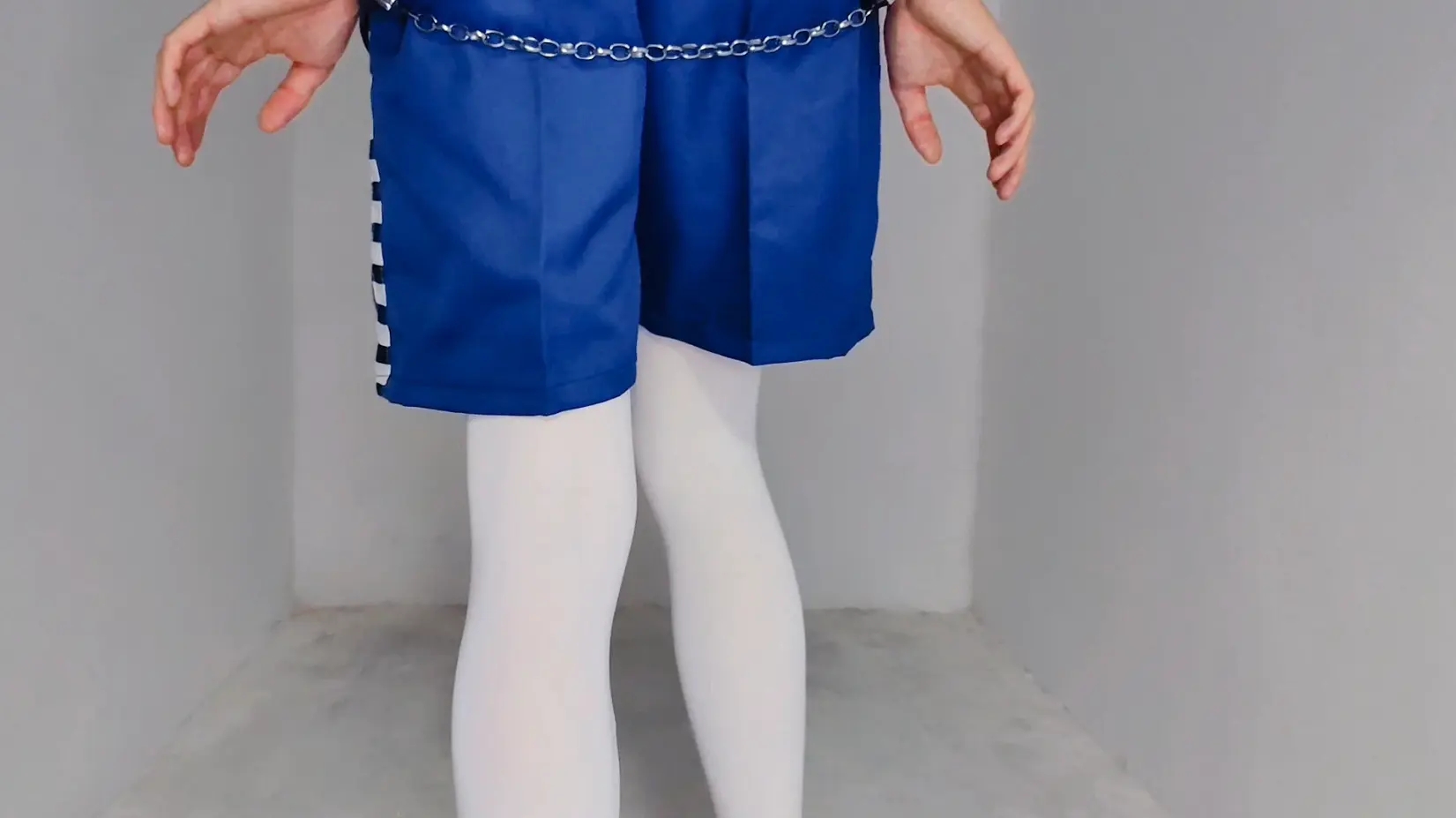 在地下室穿白丝囚服戴手铐脚镣，差点被发现（四合一）