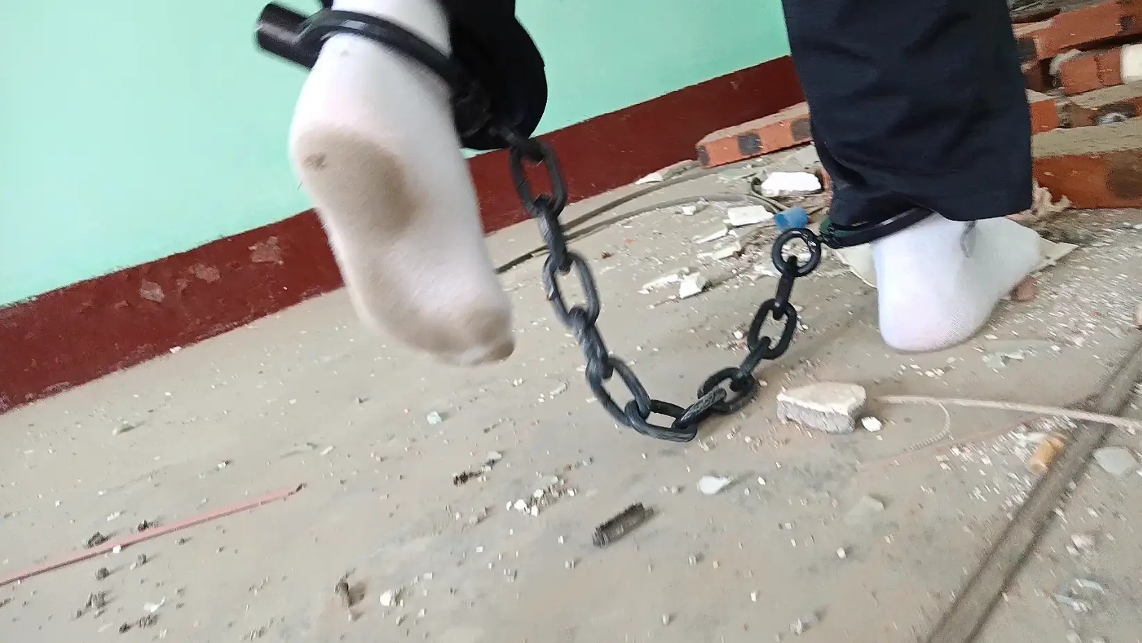 在废墟里换着戴两副脚镣散步,踩脏白棉袜 在废墟里换着戴两副脚镣散步,踩脏白棉袜
