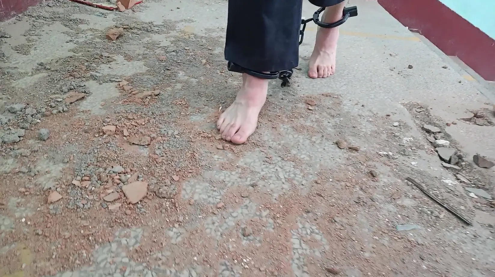 戴着脚镣在废墟里光脚和穿白袜散步 戴着脚镣在废墟里光脚和穿白袜散步