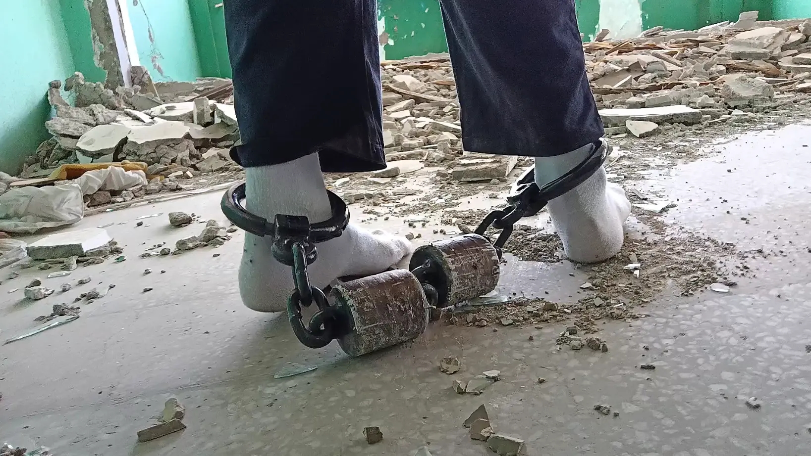 在废墟里换着戴两副脚镣散步,踩脏白棉袜 在废墟里换着戴两副脚镣散步,踩脏白棉袜