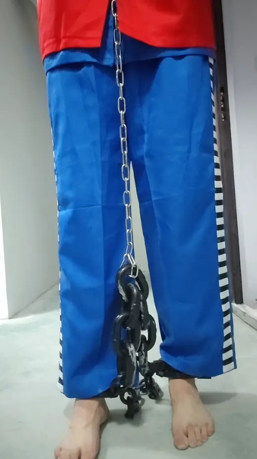 在地下室戴脚镣和囚服关押
