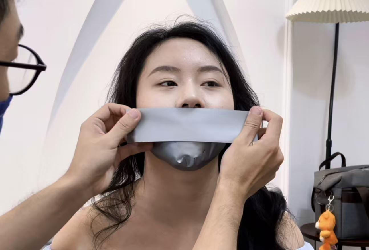 桌子上的银色胶带全包,嘴巴得封严实 桌子上的银色胶带全包,嘴巴得封严实