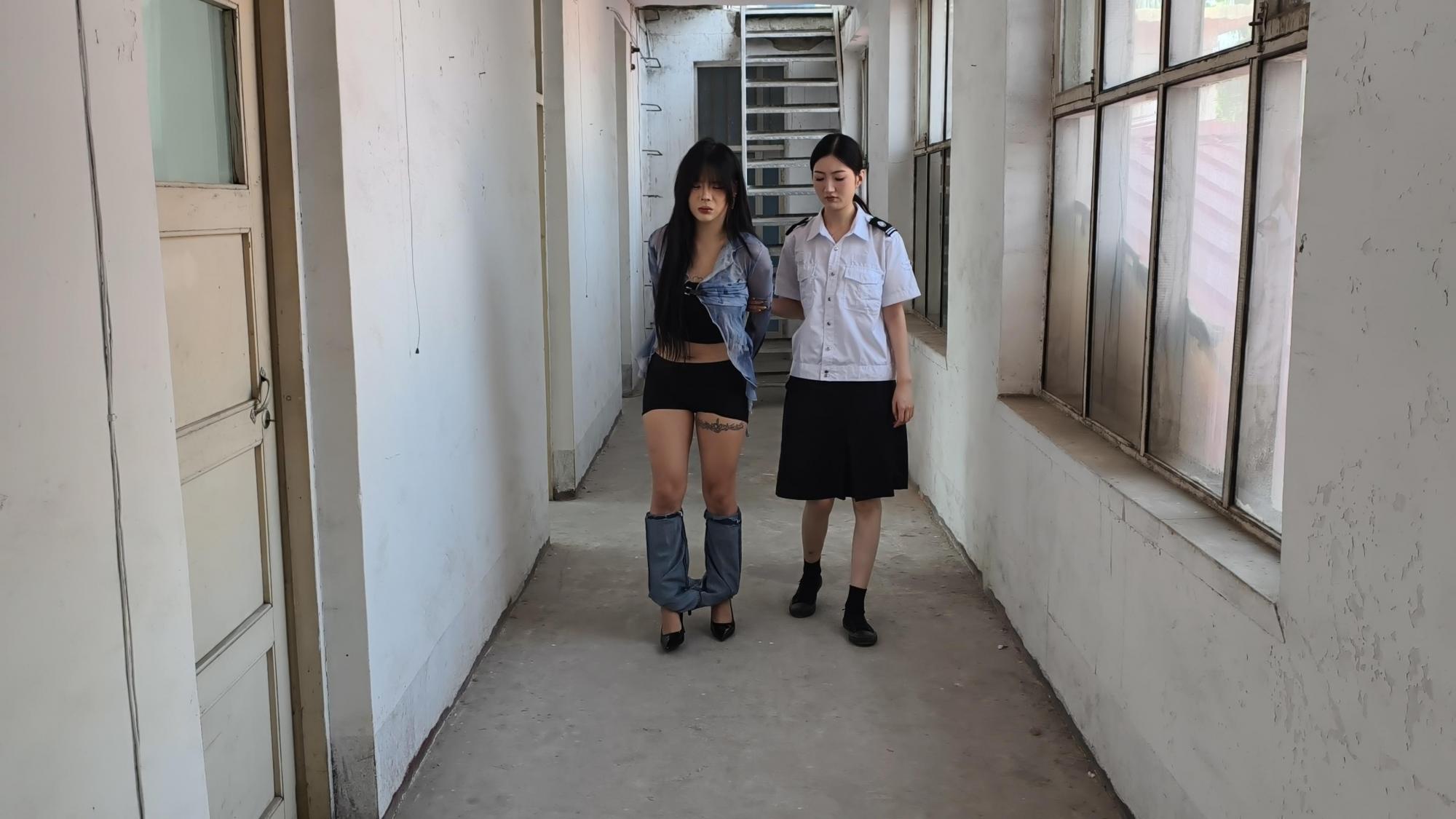 【鑫鑫工作室】一名女子因转发YH视频而被传唤自首。她声称自己只是觉得好玩,并未故意传播。然而,她的行为已构成犯罪,并对其进行了严厉的批评和惩罚,包括让她赤脚蹲下、提裤子等羞辱行为 【鑫鑫工作室】一名女子因转发YH视频而被传唤自首。她声称自己只是觉得好玩,并未故意传播。然而,她的行为已构成犯罪,并对其进行了严厉的批评和惩罚,包括让她赤脚蹲下、提裤子等羞辱行为
