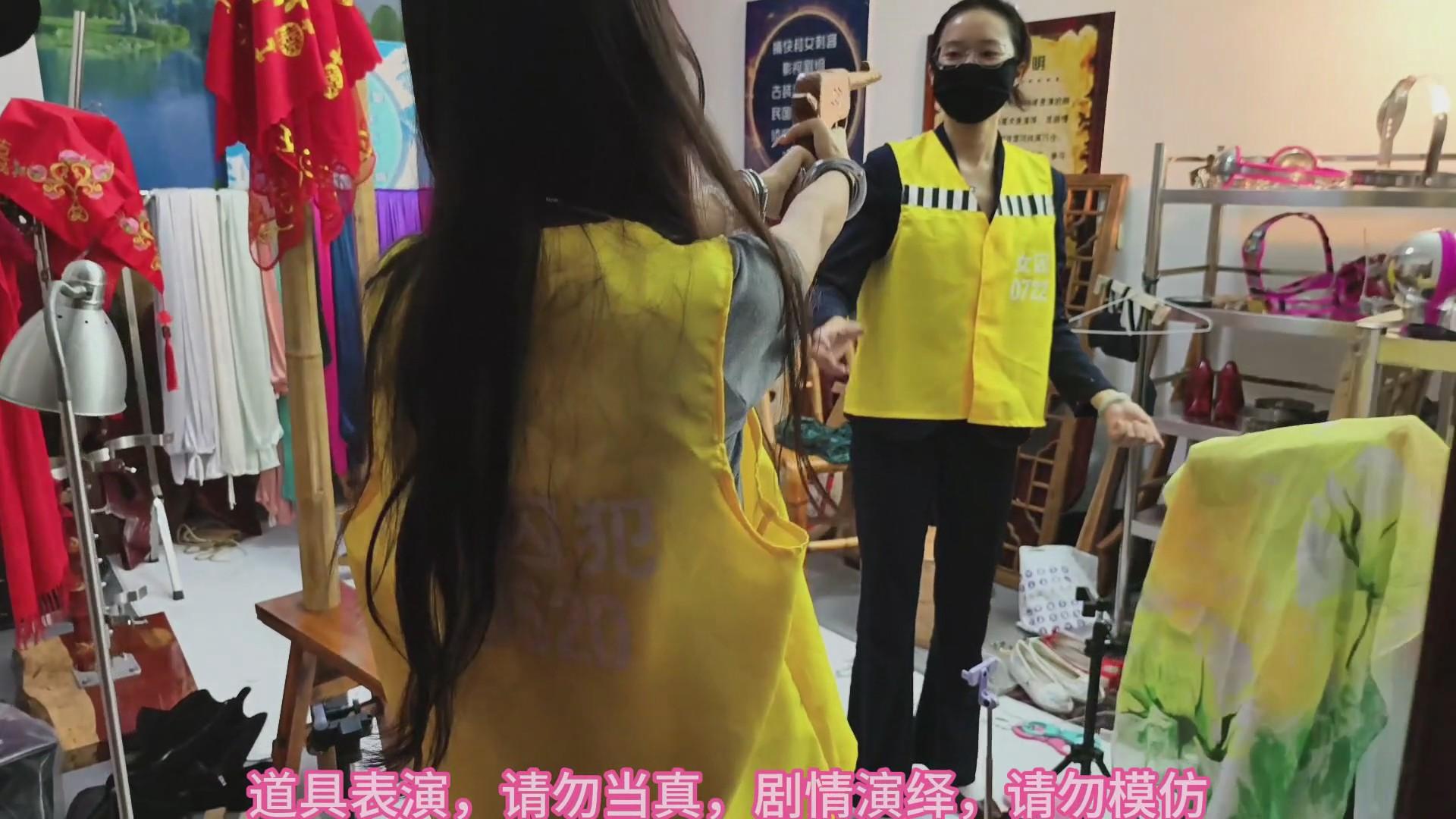 兰兰和小雨有趣剧情,囚服和看守互相欺负反转霸凌游戏,无厘头剧情,上集 兰兰和小雨有趣剧情,囚服和看守互相欺负反转霸凌游戏,无厘头剧情,上集