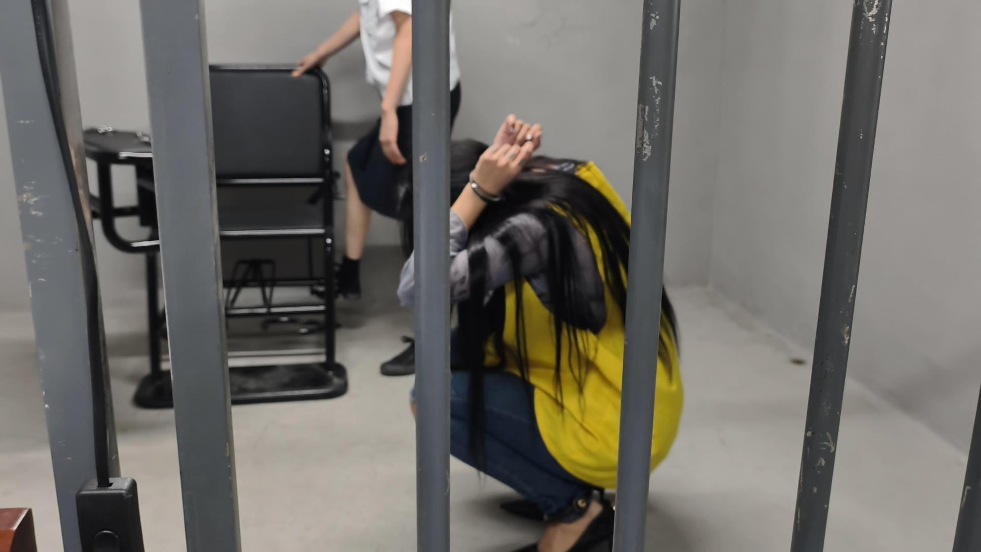 【鑫鑫工作室】一名女子因转发YH视频而被传唤自首。她声称自己只是觉得好玩,并未故意传播。然而,她的行为已构成犯罪,并对其进行了严厉的批评和惩罚,包括让她赤脚蹲下、提裤子等羞辱行为 【鑫鑫工作室】一名女子因转发YH视频而被传唤自首。她声称自己只是觉得好玩,并未故意传播。然而,她的行为已构成犯罪,并对其进行了严厉的批评和惩罚,包括让她赤脚蹲下、提裤子等羞辱行为