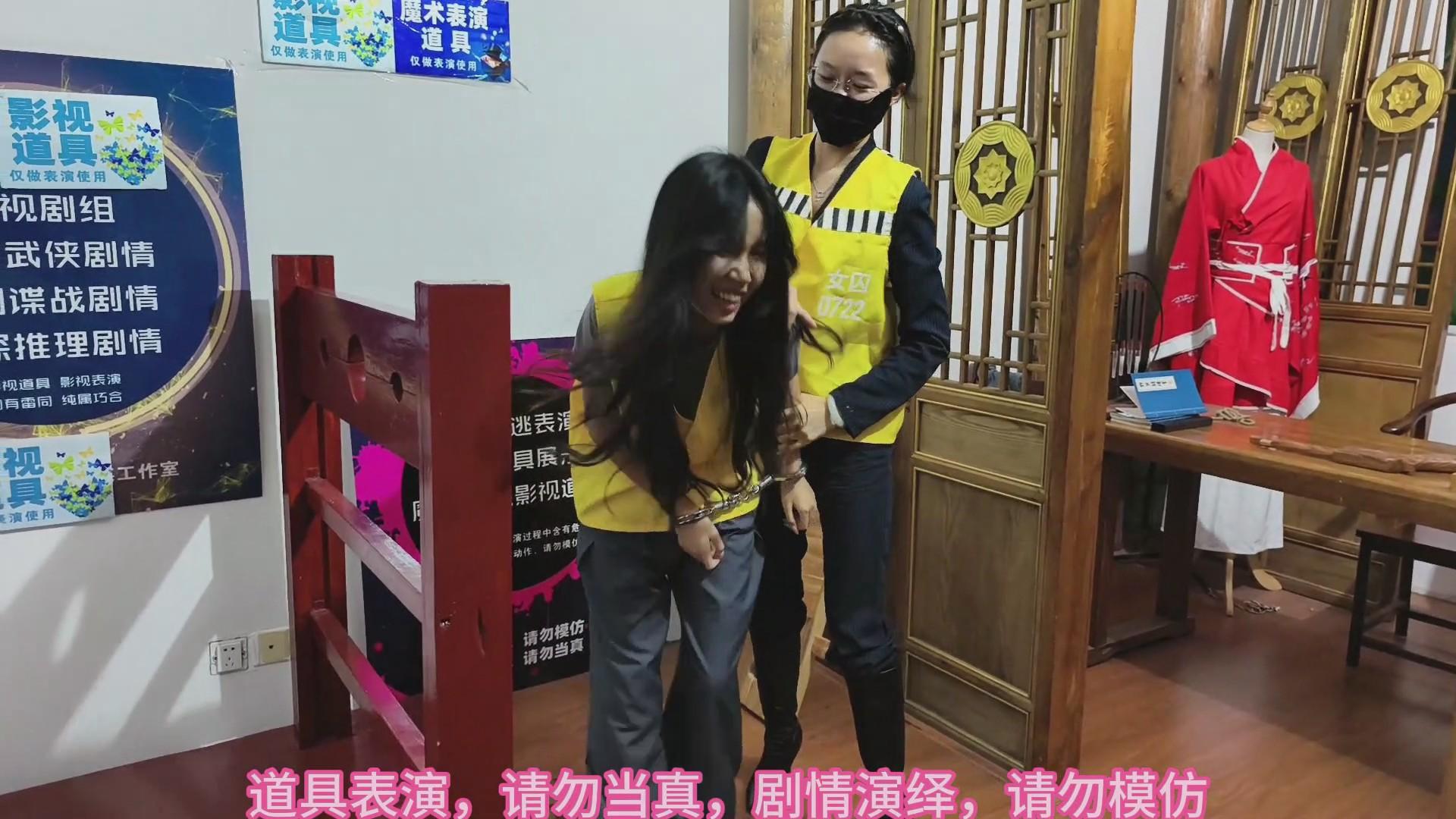 兰兰和小雨有趣剧情,囚服和看守互相欺负反转霸凌游戏,无厘头剧情,上集 兰兰和小雨有趣剧情,囚服和看守互相欺负反转霸凌游戏,无厘头剧情,上集