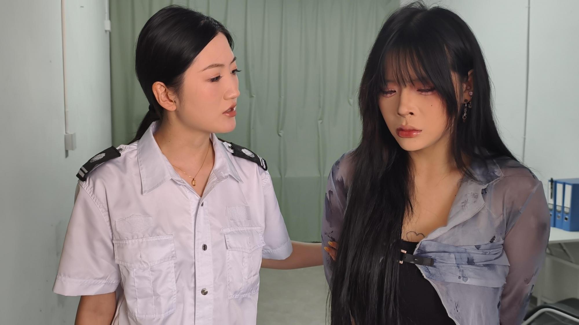 【鑫鑫工作室】一名女子因转发YH视频而被传唤自首。她声称自己只是觉得好玩,并未故意传播。然而,她的行为已构成犯罪,并对其进行了严厉的批评和惩罚,包括让她赤脚蹲下、提裤子等羞辱行为 【鑫鑫工作室】一名女子因转发YH视频而被传唤自首。她声称自己只是觉得好玩,并未故意传播。然而,她的行为已构成犯罪,并对其进行了严厉的批评和惩罚,包括让她赤脚蹲下、提裤子等羞辱行为