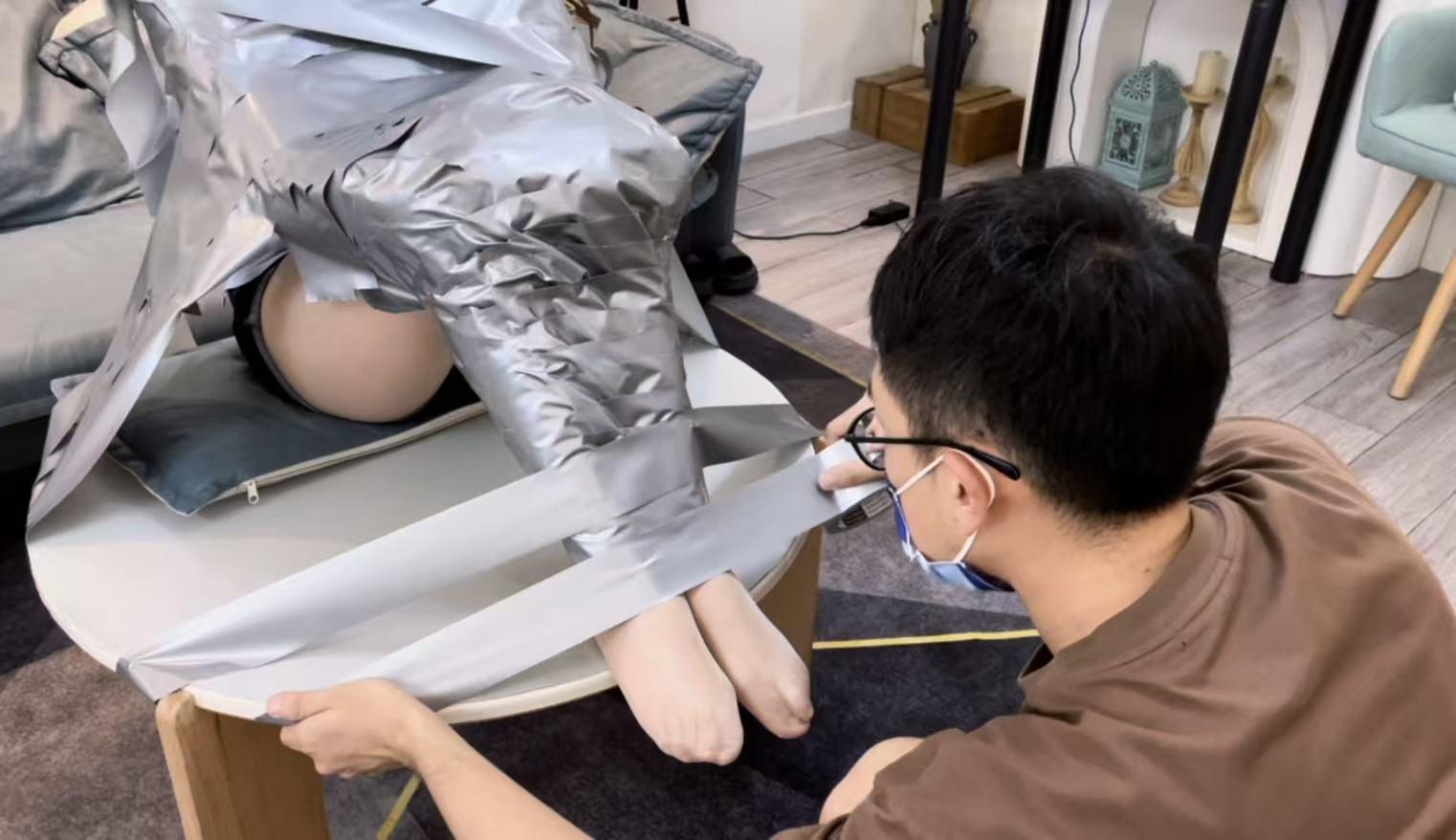 桌子上的银色胶带全包,嘴巴得封严实 桌子上的银色胶带全包,嘴巴得封严实