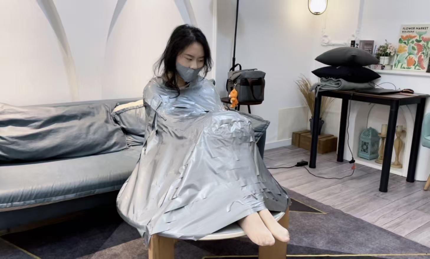 桌子上的银色胶带全包,嘴巴得封严实 桌子上的银色胶带全包,嘴巴得封严实